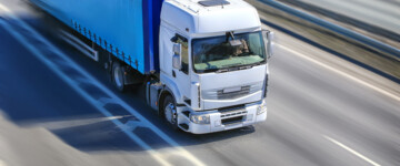 Lkw fährt auf Autobahn