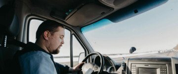 Lkw-Fahrer sieht auf Handy