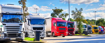 Lkw-Parkplatz-Not; bunte Lkw stehen auf einem Lkw-Rastplatz