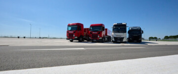 Die ersten Lastwagen parken auf dem gerade eröffneten LKW-Parkplatz auf der Tank- und Rastanlage Lichtendorf Süd an der Autobahn A1.
