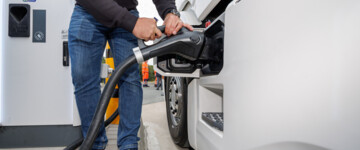 Henrik Stedt von Scania lädt an einer Ladesäule des Typs Megawatt Charging System (MCS) einen E-Lkw. Am Rasthof Lipperland Süd an der Autobahn A2 wird ein Megawatt-Ladepark für E-Lastkraftwagen eröffnet