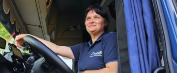 Lkw-Fahrerin im Fahrerhaus