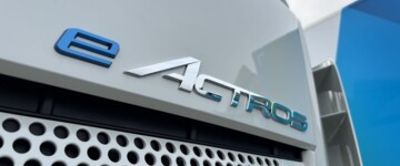 Ansicht des eActros-Logo an der Front des eActros 400