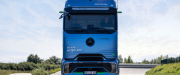 Frontansicht eines blau lackierten Mercedes-Benz eActros 600