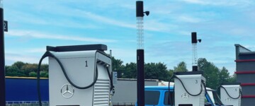 Ein Auto lädt an der Mercedes-Benz Schnelladestation