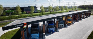 Partnerfahrzeuge von Daimler Truck, TRATON GROUP und Volvo Group an einem Milence-Ladepark für Elektro-Lkw in Zwolle (Niederlande).