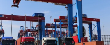 Transportunternehmen und Lkw‑Fahrer werden verpflichtend in den SRO‑Prozess eingebunden; Terminals prüfen digitale Abholrechte künftig in Echtzeit.