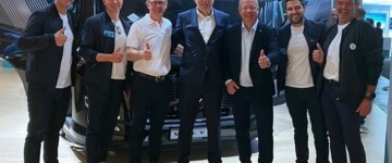 Bestellung von 500 Volvo FH Aero Gas powered bei der IAA Transportation 2026. v.l.n.r. Henrik Mooi Director Key Account, Kai Göpfert Director Service Market & Retail Development, Roger Alm President Volvo Trucks, René Reinert Gründer Reinert Logistics, Martin Lundstedt CEO Volvo Group, Manuel Mengelkoch Director Sales Operations, Michael Neugebauer Key Account Manager