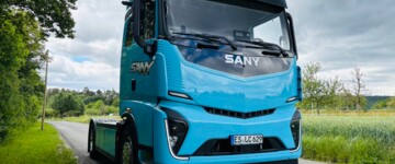 Ansicht der Sany-Sattelzugmaschine von links seitlich. Die Solo-Sattelzugmaschine ist blau lackiert
