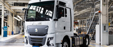 Die Sinotruck-Sattelzugmaschine steht in einer Produktionshalle