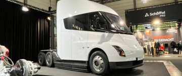 Der weiße E_Lkw Tesla Semi war auch auf der IAA Transportation 2024 zu sehen. Hier auf dem Messestand