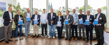 Der Präsident des Bundesamts für Logistik und Mobilität (BALM), Christian Hoffmann (links), überreicht Unternehmensvertretenden am 22. Juli 2026 die Urkunde zur Mitwirkung in der Transportorganisation des Bundes der Zivilen Notfallvorsorge der Bundesrepublik Deutschland.