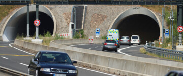 A49 in Nordhessen: Der Verkehr rollt durch den Frankenhainer Tunnel. Nach elf Jahren Bauzeit konnte das Teilstück der Autobahn 49 im Juni 2022 freigegeben werden. Begleitet wurde die Freigabe des rund zwölf Kilometer langen Autobahnstückes von einer Protestkundgebung von Kritikern des A49-Ausbaus.