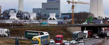 März 2021: Viel Verkehr auf der Autobahn A 43 mit dem Steag-Kraftwerk Herne im Hintergrund, Deutschland, Nordrhein-Westfalen, Ruhrgebiet, Herne
