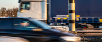 Blitzer, Radar-Geschwindigkeitsüberwachung: Poliscan-Messsystem auf der Autobahn A40, auf der Rheinbrücke Neuenkamp, Duisburg, NRW, Deutschland