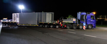 Ein Schwertransporter mit einem Castor-Behälter kommt am 22. April 2026 im Zwischenlager Ahaus im Münsterland an. Es war der zweite Transport, 152 Castor-Transporte sind durch Nordrhein-Westfalen von Jülich nach Ahaus geplant. 