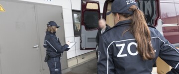 Zoll_kontrolliert_Lkw-Fahrer