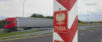 Ein Lkw passiert am 24.09.2014 in Linken (Mecklenburg-Vorpommern) einen Grenzpfeiler mit dem rot-weißen polnischen Hoheitszeichen an der deutsch-polnischen EU-Binnengrenze am ehemaligen Grenzübergang nach Stettin (Polen).