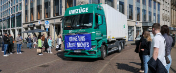 Ein Umzugs-Lkw mit einem Banner „Ohne uns läuft nichts“ fährt im Rahmen einer Protestveranstaltung gegen die hohen Kraftstoffkosten am 17. April 2026 über den Leipziger Augustusplatz