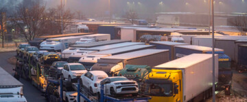 Lkw parken am Lkw-Parkplatz an einer Autobahn-Rassttätte