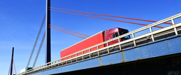 Norderelbbrücke über die ein Lkw fährt