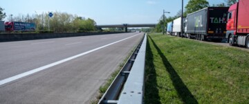 Leere Autobahn und parkende Lkw wegen Sonntagsfahrverbot