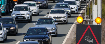 Oberhausen, Nordrhein-Westfalen, Deutschland - Stau auf der Autobahn A3, Osterreiseverkehr, Autos, Transporter, LKW, Wohnwagen und Camper stehen im Verkehrsstau.