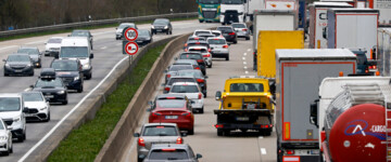 Stau zu Ostern auf der Bundesautobahn A3 in Richtung Frankfurt neben der ICE Hochgeschwindigkeitstrasse nahe der Hallerbachtalbrücke nahe Neustadt (Wied) in Rheinland-Pfalz. Zwischen der mittleren und der linken Spur haben die Fahrzeuge eine Rettungsgasse gebildet. 