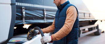 Lkw Fahrer beim Tanken