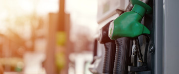 Grüner Zapfhahn steckt in der Zapfsäule