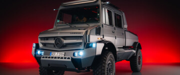 Studioaufnahme des Unimog-Showcars. Das Fahrzeug ist dynamisch ausgeleuchtet und ist in der seitlichen Frontansicht abgebildet