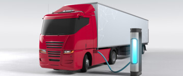E-LKW beim Ladevorgang an einer Hochleistungsladesäule