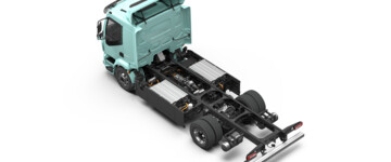 Schnittmodellansicht des Volvo FL Electric von seitlich hinten, mit Blick auf Batterien und Antriebsstrang