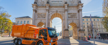 Müllauto von Volvo Trucks vor dem Siegestor in München