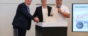 Kögel-CSO Thore Bakker (r.) unterzeichnete zu Beginn der Messe eine Absichtsklärung mit Sascha Hähnke (l.), Geschäftsführer Remondis Sustainable Solutions und André Zick, Business Development TSR Resources.