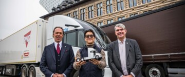 Jacques Vandermeiren, CEO Port of Antwerp-Bruges (l.) und Wen Han, CEO Windrose (M.)