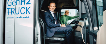 Verkehrsminister Volker Wissing und Daimler Truck-Chefin Karin Rådström in einem H2-Lkw