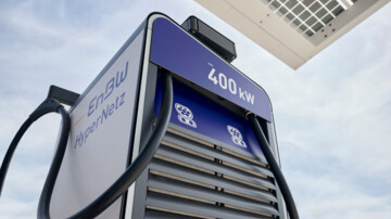 Eine Ladesäule von EnBW aus der Froschperspektive