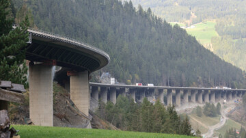 Blick auf die Luegbrücke, Luegbruecke an der A13, Brennerautobahn 