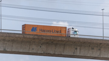 Lkw mit mit Hapag-Lloyd-Container fährt auf Köhlbrandbrücke 