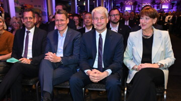 Steffen Bilger (2.v.r, CDU), Bundesverkehrsminister, Hildegard Müller, Präsidentin Verband der Automobilindustrie VDA, Alexander Vlaskamp, Vorstandsvorsitzender MAN Truck & Bus SE, und Olaf Lies (SPD), Ministerpräsident Niedersachsen, sitzen bei der Eröffnung der Internationalen Automobil-Ausstellung IAA Transportation in der Messe Hannover.