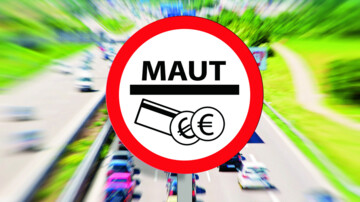 Maut Schild vor einer Autobahn