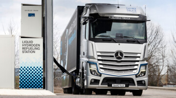 Der Brennstoffzellen-Lkw GenH2 von Daimler wird betankt. Zu sehen ist der Lkw an einer Tanksäule