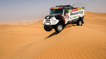 Ein schwarz-weiß lackierter Iveco-Hauber beim Dünensurfen während der Dakar-Rallye 2026