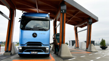 eActros lädt im MIlence Ladepark