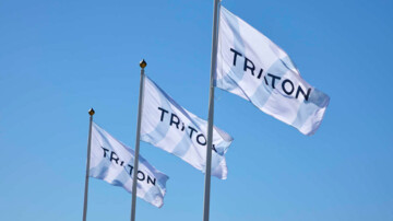 drei Traton Fahnen im Wind vor blauem Himmel
