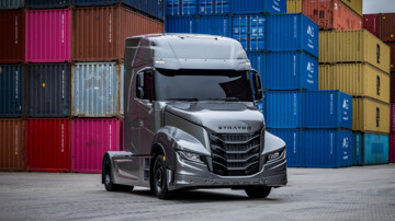 Der neue Iveco Strator steht als Solo-Sattelzugmaschine in einem Containerpark