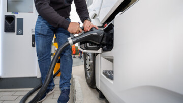 Henrik Stedt von Scania lädt an einer Ladesäule des Typs Megawatt Charging System (MCS) einen E-Lkw. Am Rasthof Lipperland Süd an der Autobahn A2 wird ein Megawatt-Ladepark für E-Lastkraftwagen eröffnet