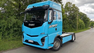 Der Sany e263 4x2 also Solosattelzugmaschine in der seitlichen Frontansicht. Die Sattelzugmaschine ist hellblau lackiert