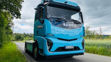 Ansicht der Sany-Sattelzugmaschine von links seitlich. Die Solo-Sattelzugmaschine ist blau lackiert